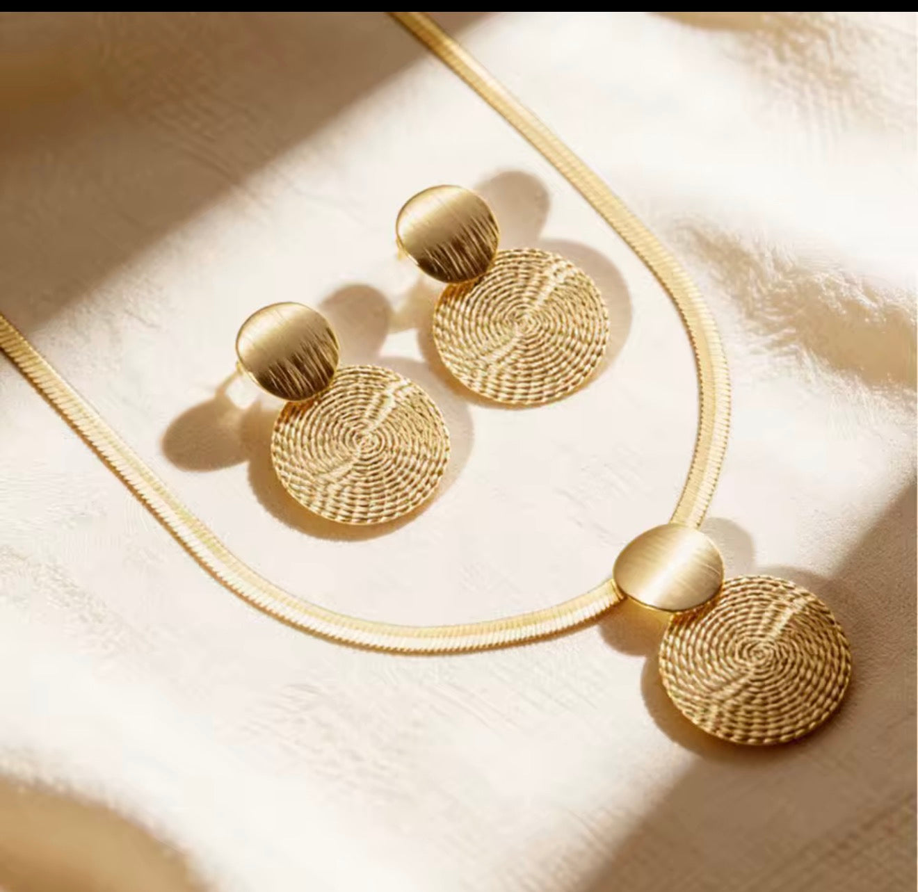 Earring and necklace set